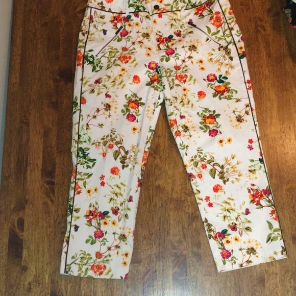 Disney White Floral Alice Through The Looking Glass Capri Pants 8 - Picture 1 of 5